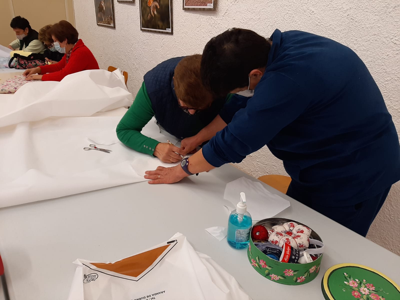 Imagen de archivo del taller de mascarillas  de AFAMMER en las primeras semanas de la pandemia