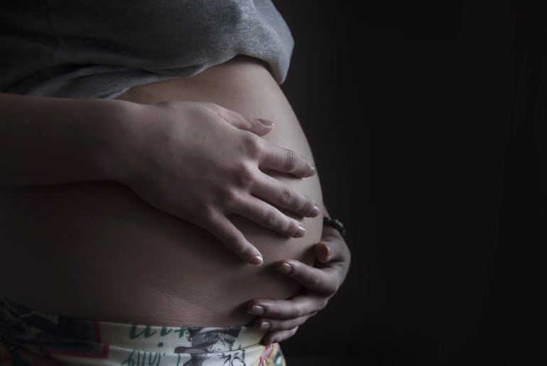 Foto de una mujer embarazada. 