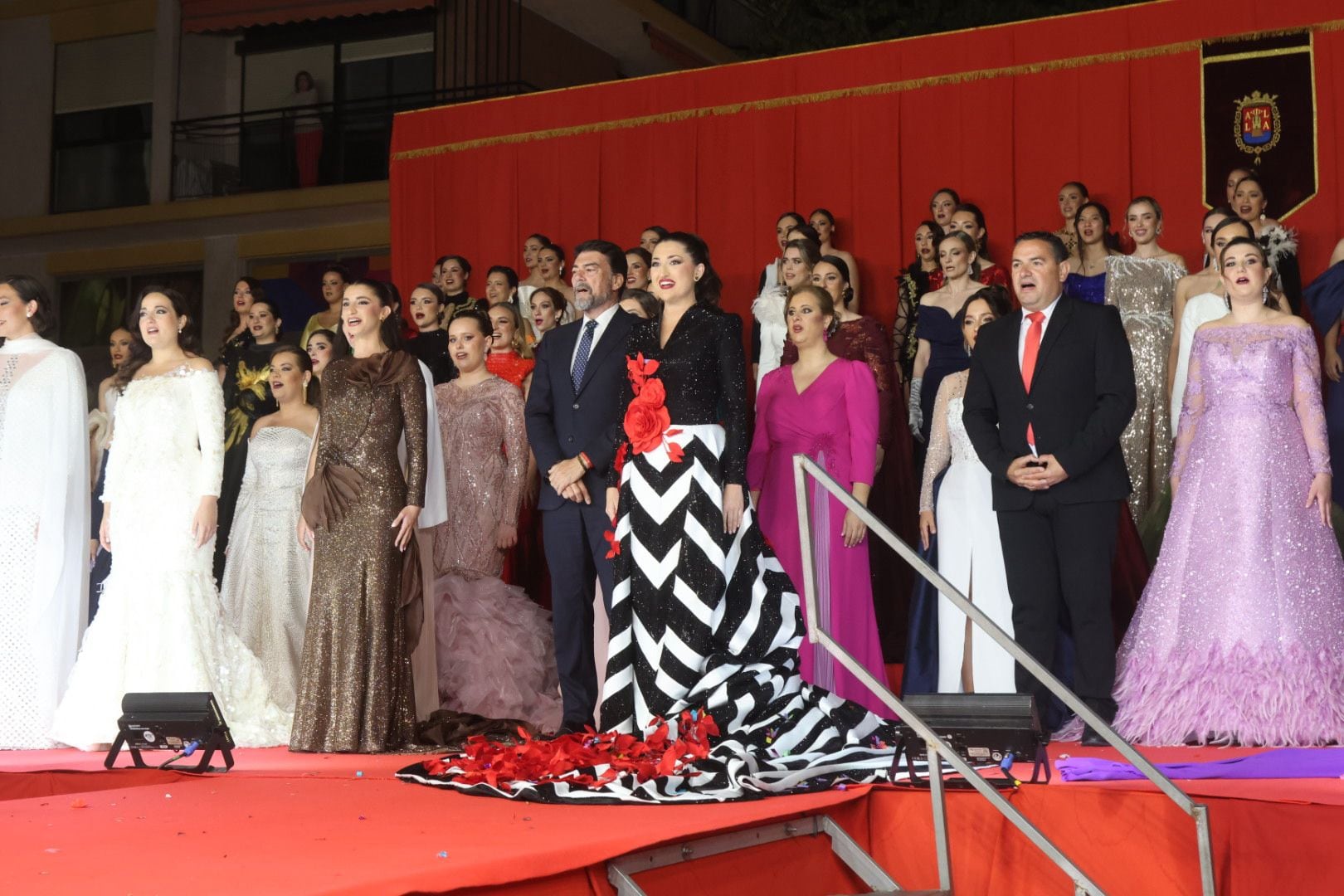 Foto de familia con las 81 candidatas a Bellea del Foc. Foto: Ayuntamiento de Alicante