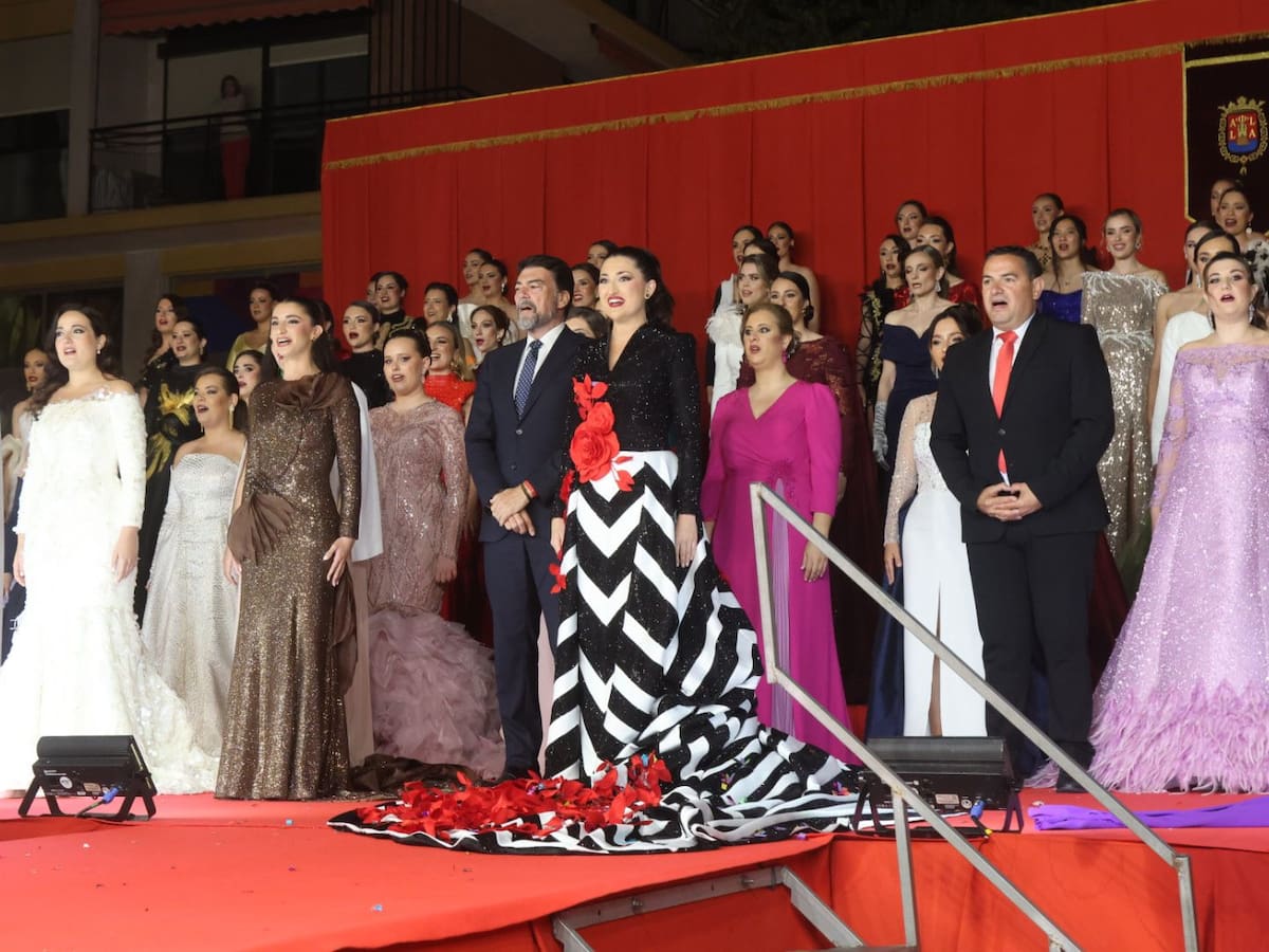 Más de 5.000 personas aclaman a las candidatas a Bellea del Foc en la pasarela de La Rambla