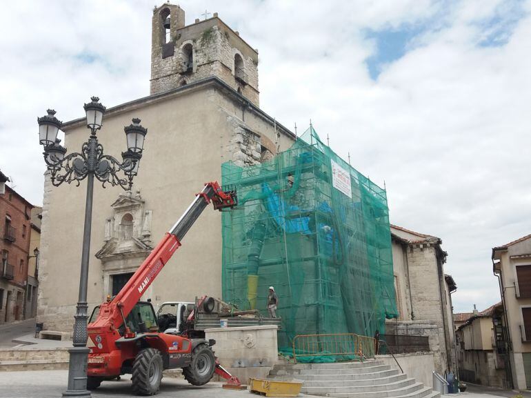 Varias personas trabajan en la antigua casa del sacristán en la iglesia de San Miguel de Cuéllar