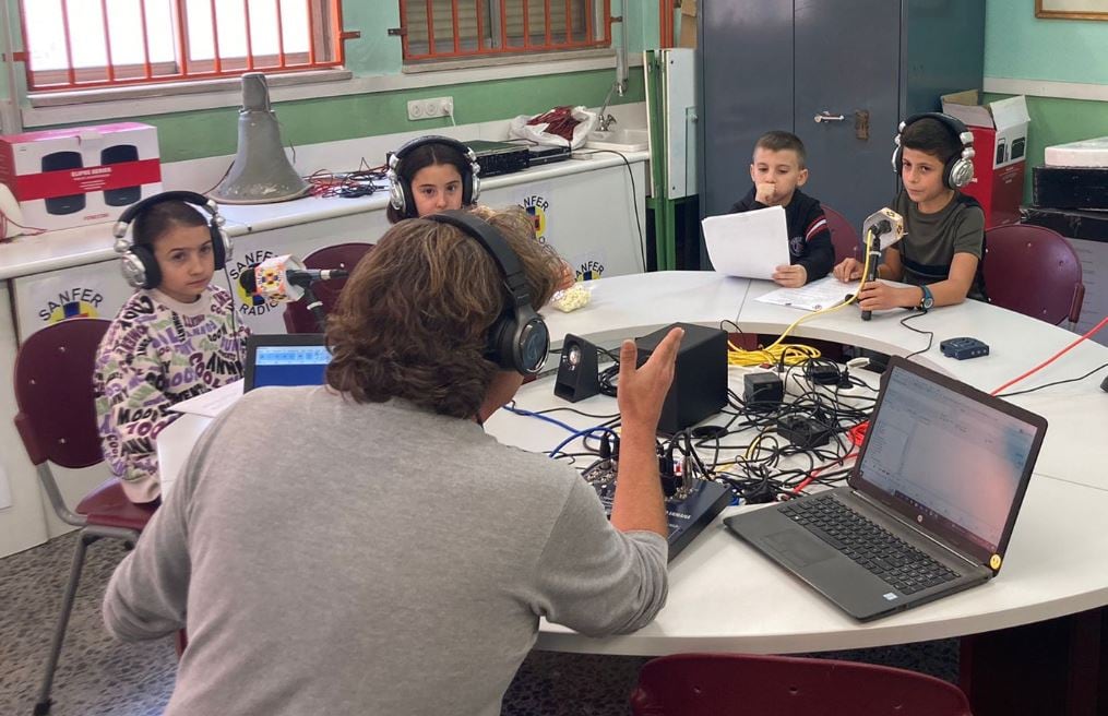 Los alumnos del CEIP San Fernando de Cuenca realizando un programa de Sanfer Radio.