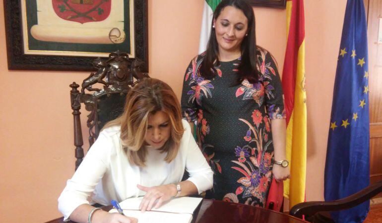 Momento en el que presidenta de la Junta, Susana Díaz, firmaba en el libro de honor, en presencia de la alcaldesda, Esther Ulloa