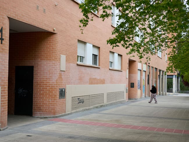 Edificio de viviendas del barrio pamplonés de San Jorge desde el que la víctima se precipitó