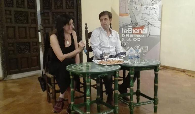 María Pagés, junto al director de La Bienal, Cristóbal Ortega, en la rueda de prensa que ha ofrecido este martes en el Espacio Santa Clara