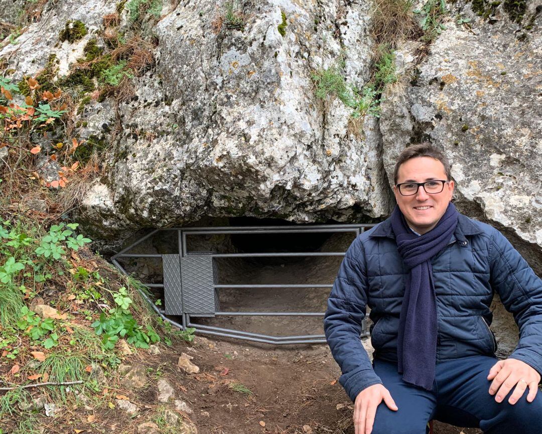 El alcalde de Torres junto a la Cueva del Morrón.