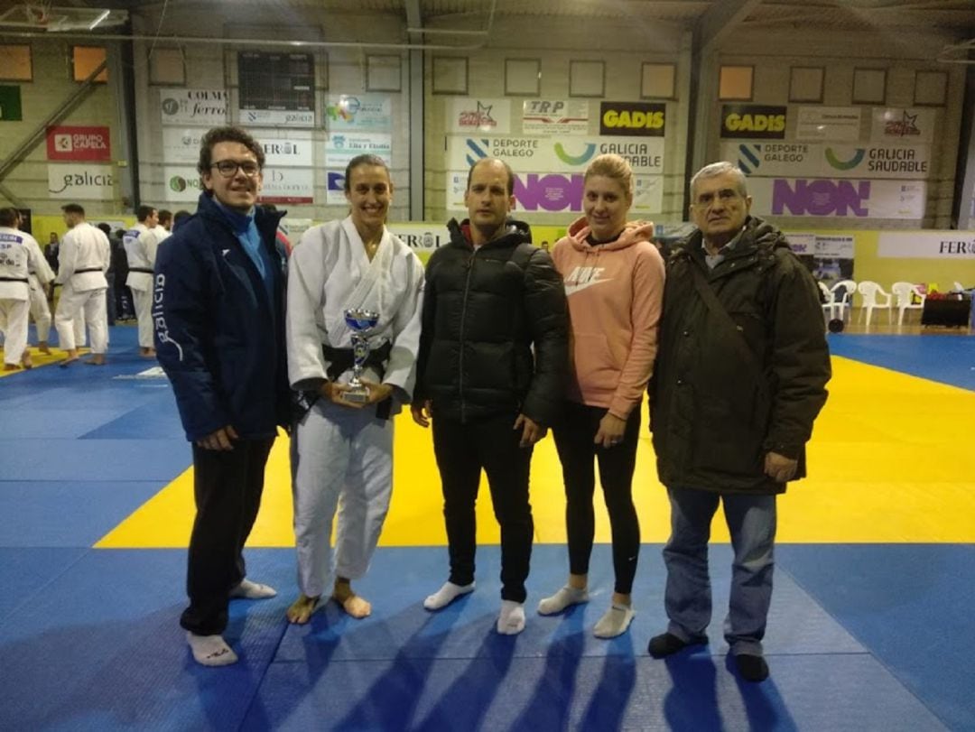 Rubén Córdoba, Tamara Silva, Felipe Iglesias, Anita Fernández y el maestro, Manuel Montero, al finalizar el Campeonato Gallego de Judo