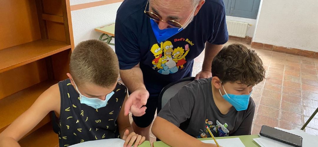 Santi Girón con alumnos del taller de cómic.