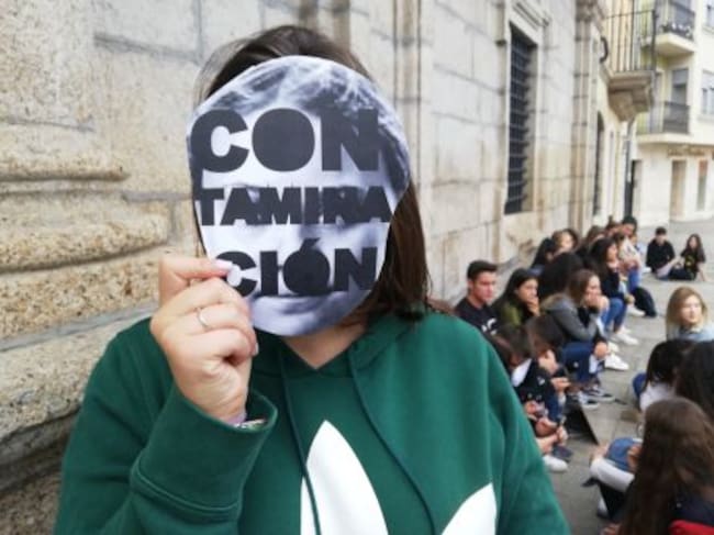 Manifestante con careta "CONTAMINACIÓN"