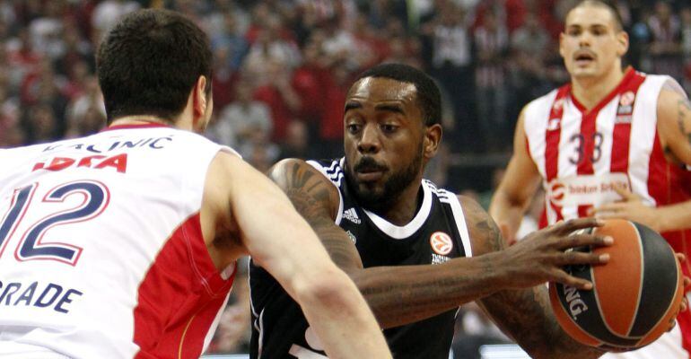 KOC13 BELGRADO (SERBIA), 02/01/2015.- Nikola Kalinic (i), del Estrella Roja, en acción ante Kelvin Creswell Rivers (c), del Real Madrid, durante el partido del Top 16 de la Euroliga de baloncesto que sus equipos disputaron en Belgrado, Serbia, hoy, vierne