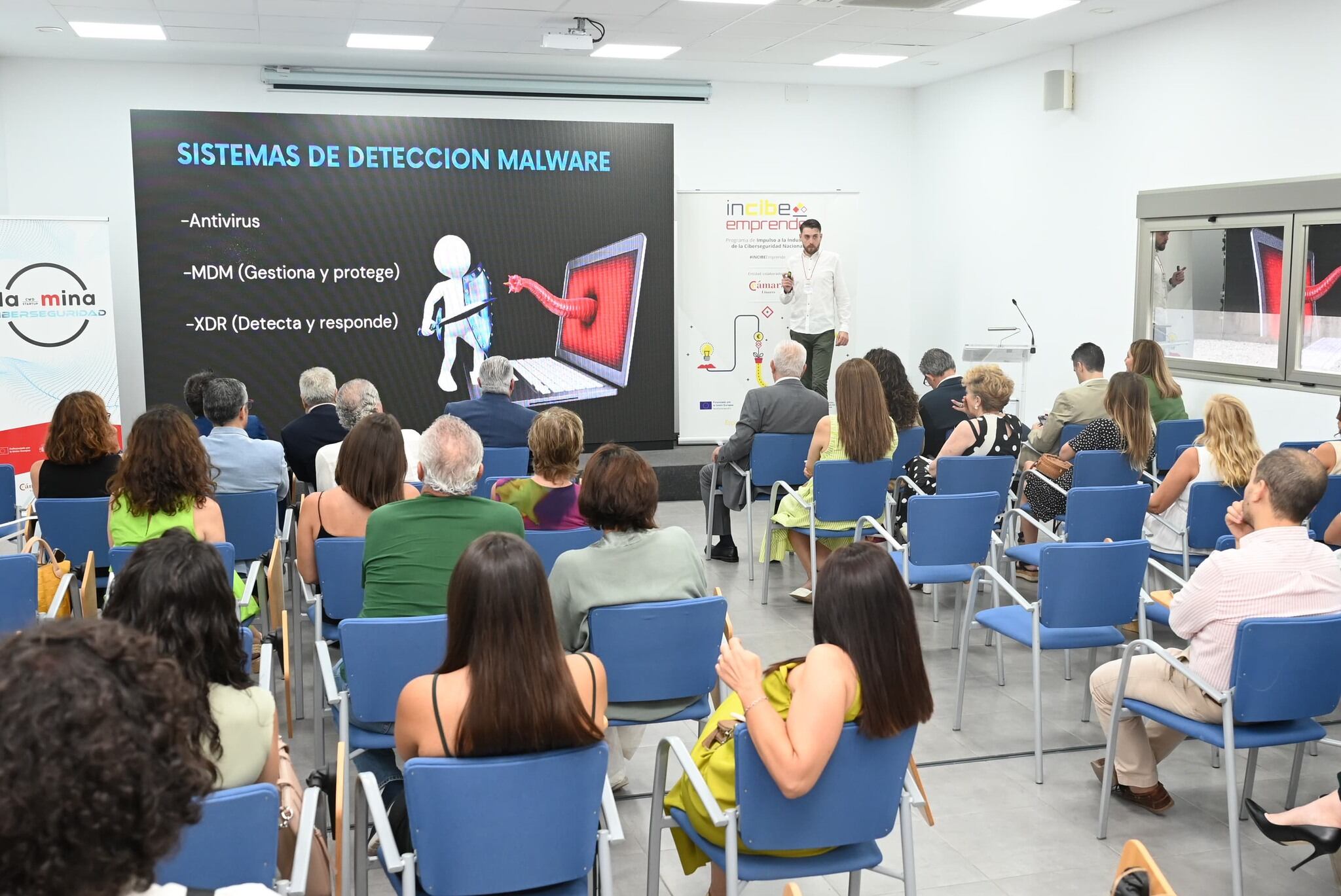 Presentación durante &quot;Demo Day&quot; sobre ciberseguridad en Linares.