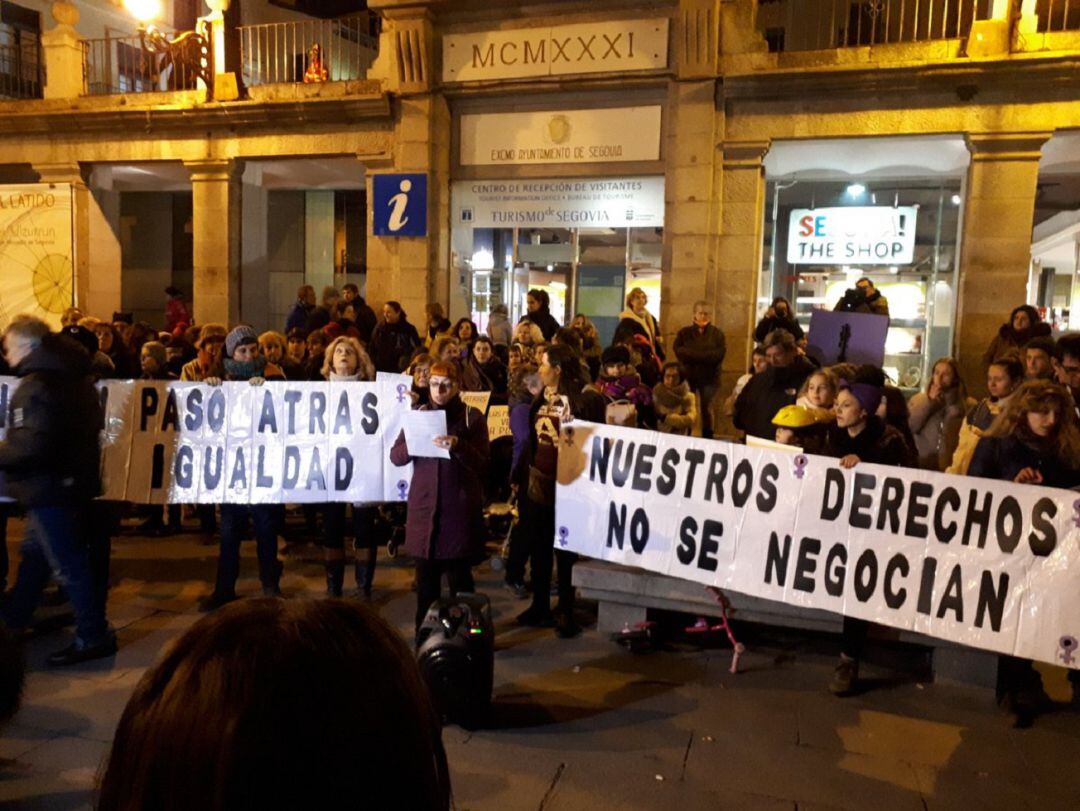 Concentración a los pies del Acueducto