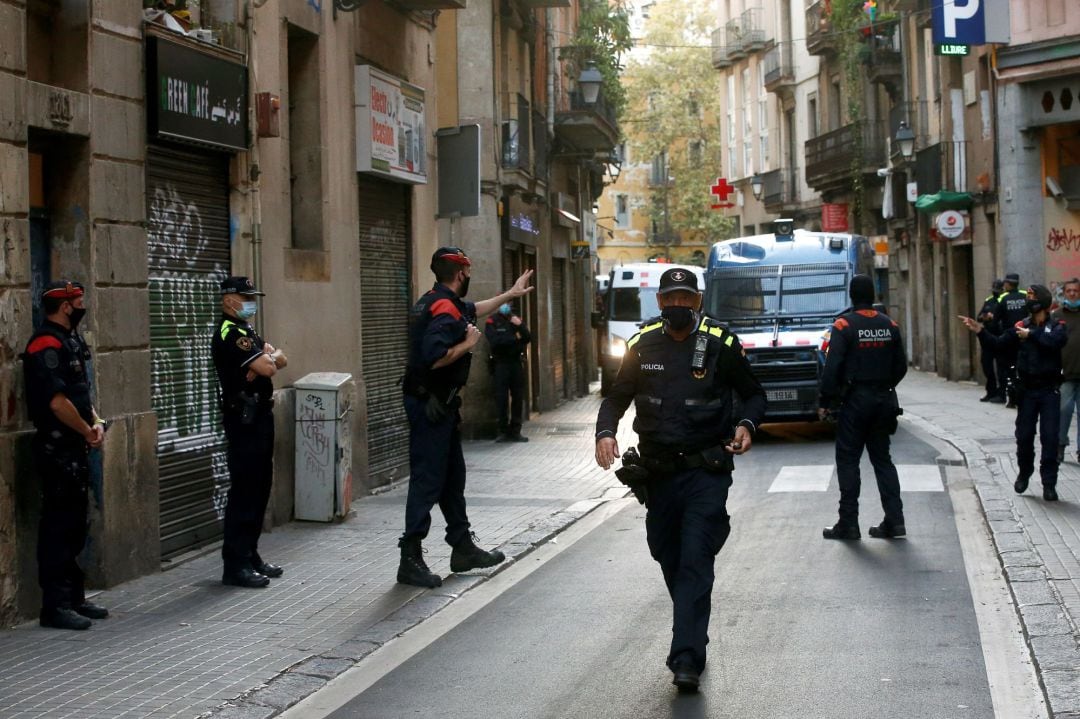 Cerca de un millar de agentes de los Mossos, la Policía Nacional y la Guardia Urbana de Barcelona participan desde primera hora de la mañana en un macrodispositivo policial para desarticular diversos entramados criminales que controlan la venta y distribución de heroína en el barrio del Raval de la capital catalana.