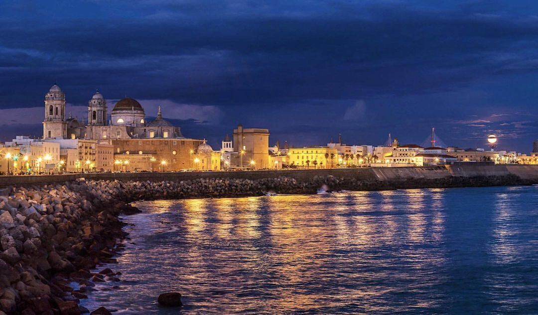 Una vista nocturna de Cádiz