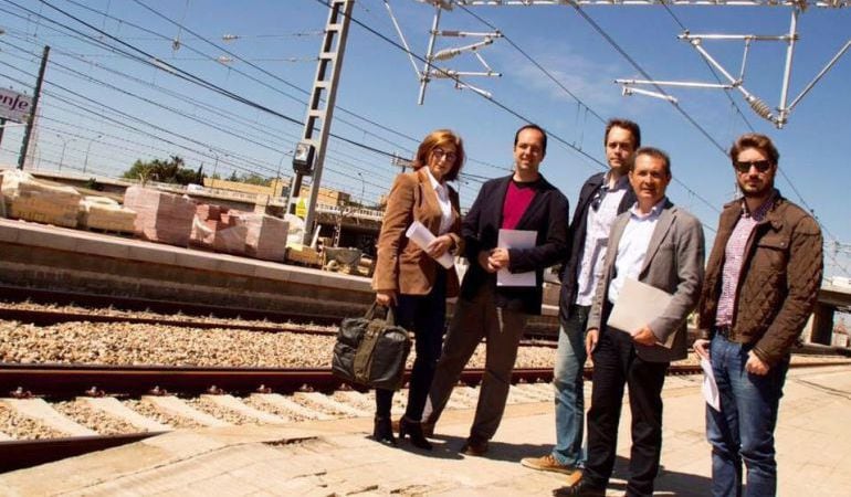 El alcalde de Xirivella, Michel Montaner, y la alcaldesa de Alaquàs, Elvira García, junto a sus equipos en una visita reciente al nuevo andén de Font de San Lluís-