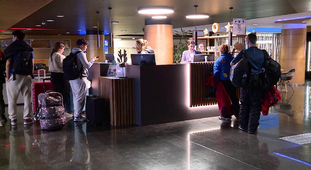 Turistes en la recepció d&#039;un hotel a Escaldes-Engordany.