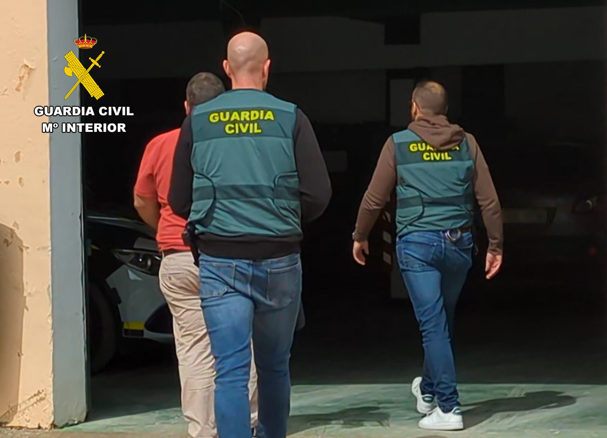 El detenido es custodiado por agentes de la Guardia Civil