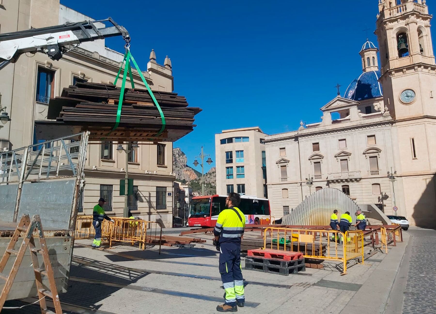 Trabajos iniciales para la construcción del castillo de Fiestas