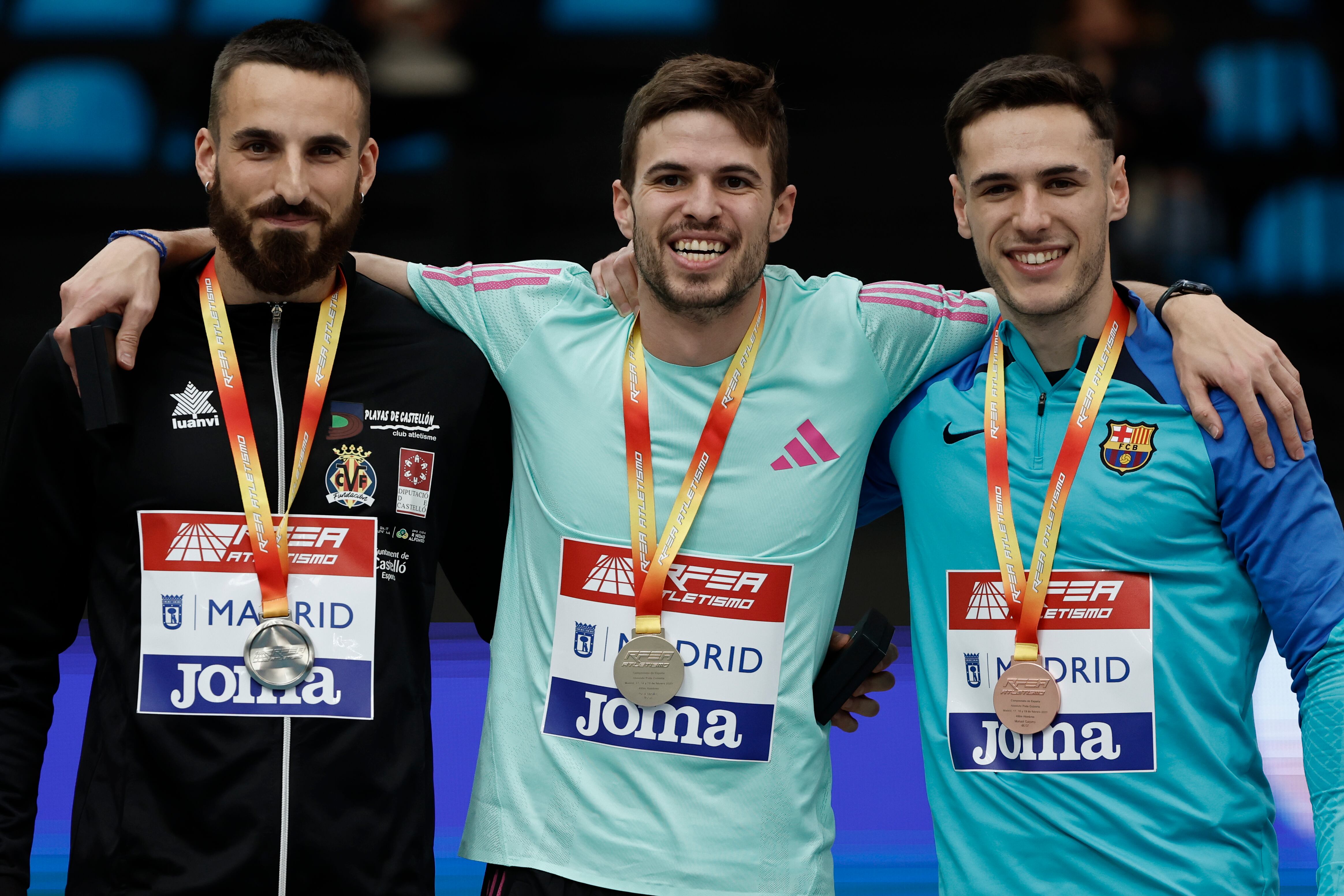 MADRID, 19/02/2023.- Los atletas Oscar Husillos (c), oro; Iñaki Cañal (i), plata, y Manuel Guijarro (d), bronce en el podio de 400m del Campeonato de España de atletismo en pista cubierta que se disputa en el polideportivo Gallur de Madrid (17-19 febrero).  EFE/ Sergio Pérez
