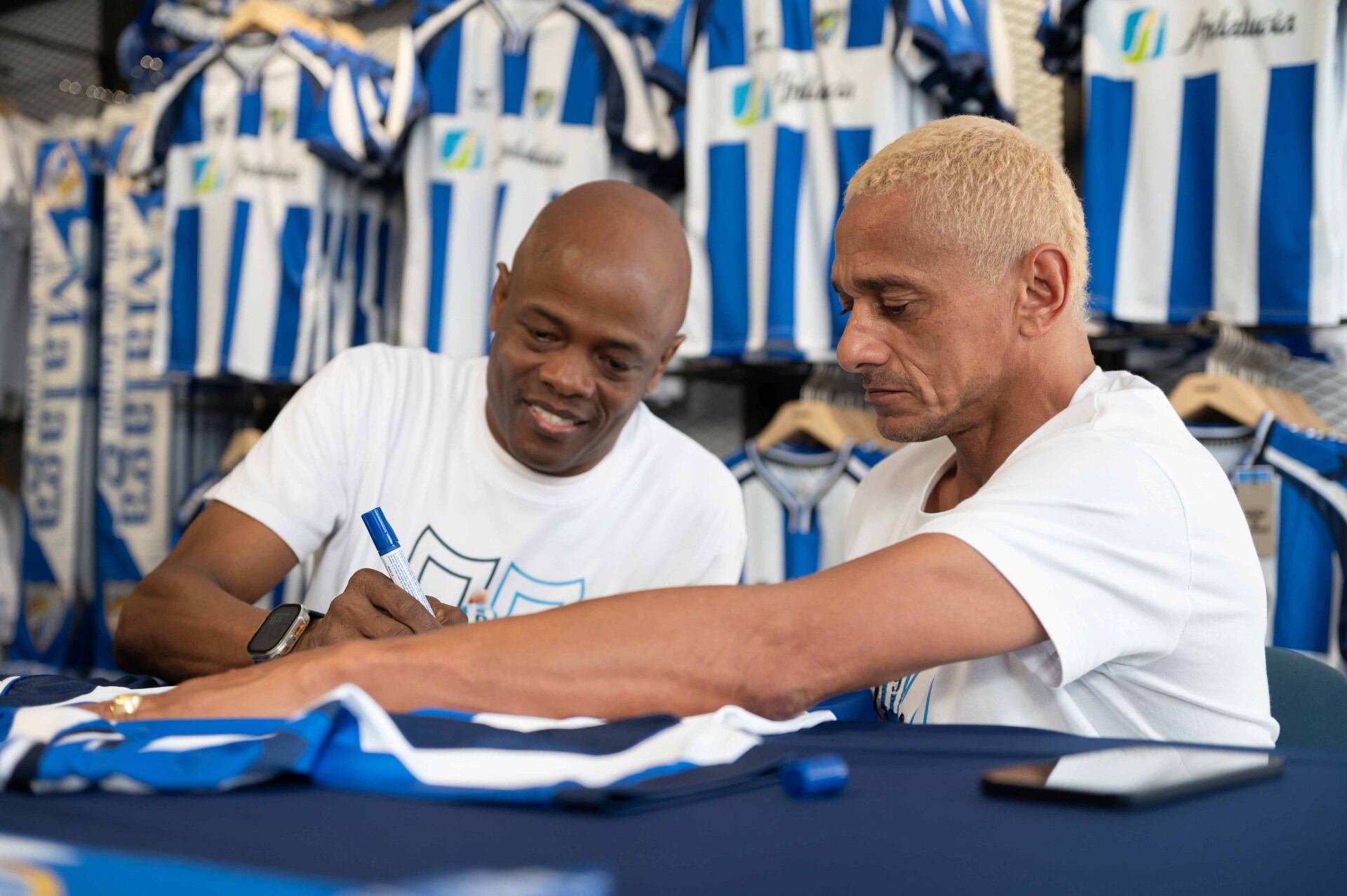 Dely Valdés y Darío Silva, firmaron las nuevas camisetas del Málaga