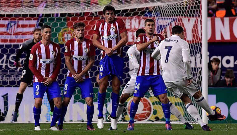 Cristiano Ronaldo lanza un libre directo en el duelo entre Atlético y Real Madrid en el Calderón.