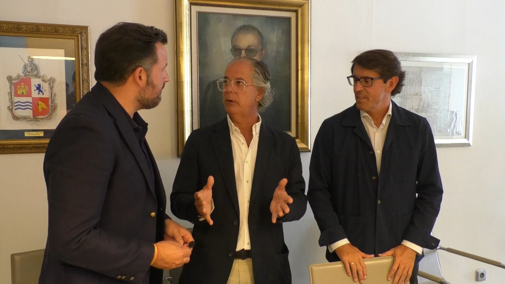 El presidente de la Comunidad de la Acequia Mayor del Pantano de Elche junto al alcalde, Pablo Ruz, y el concejal del área, Juan de Dios Navarro