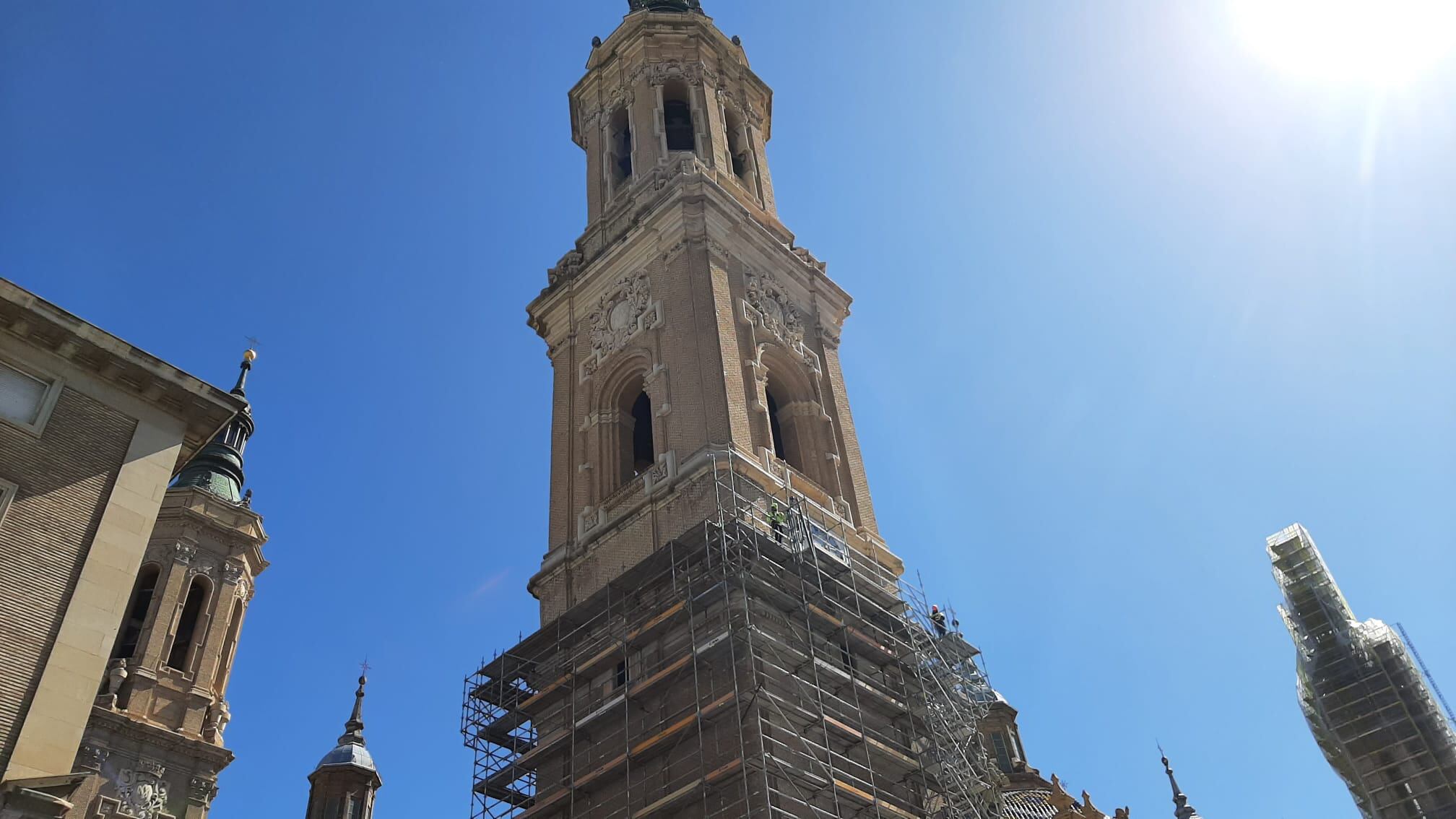 Basílica de El Pilar de Zaragoza en abril de 2025: andamios en la Torre de Santiago