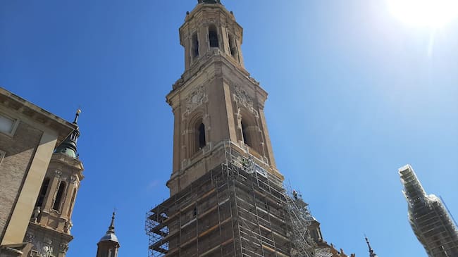 Basílica de El Pilar de Zaragoza en abril de 2025: andamios en la Torre de Santiago
