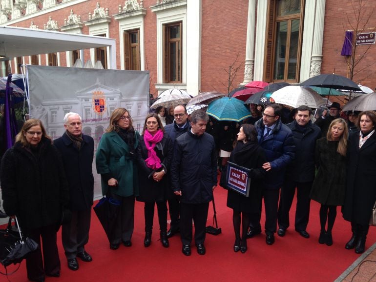 Compañeros de partido junto con la viuda de José María Hernández, María Antonia Pardo