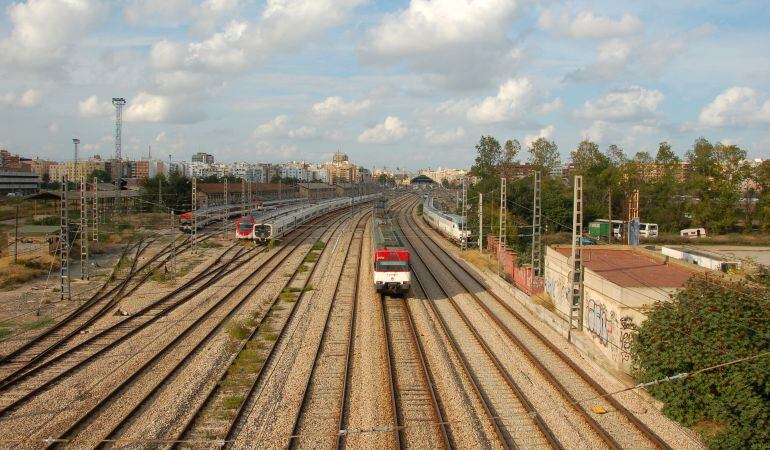 Un tren de Cercanías recorre las vías