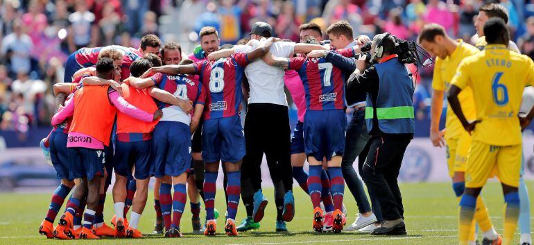 Los jugadores del Levante celebran tras haber obtenido la victoria contra el UD Las Palmas