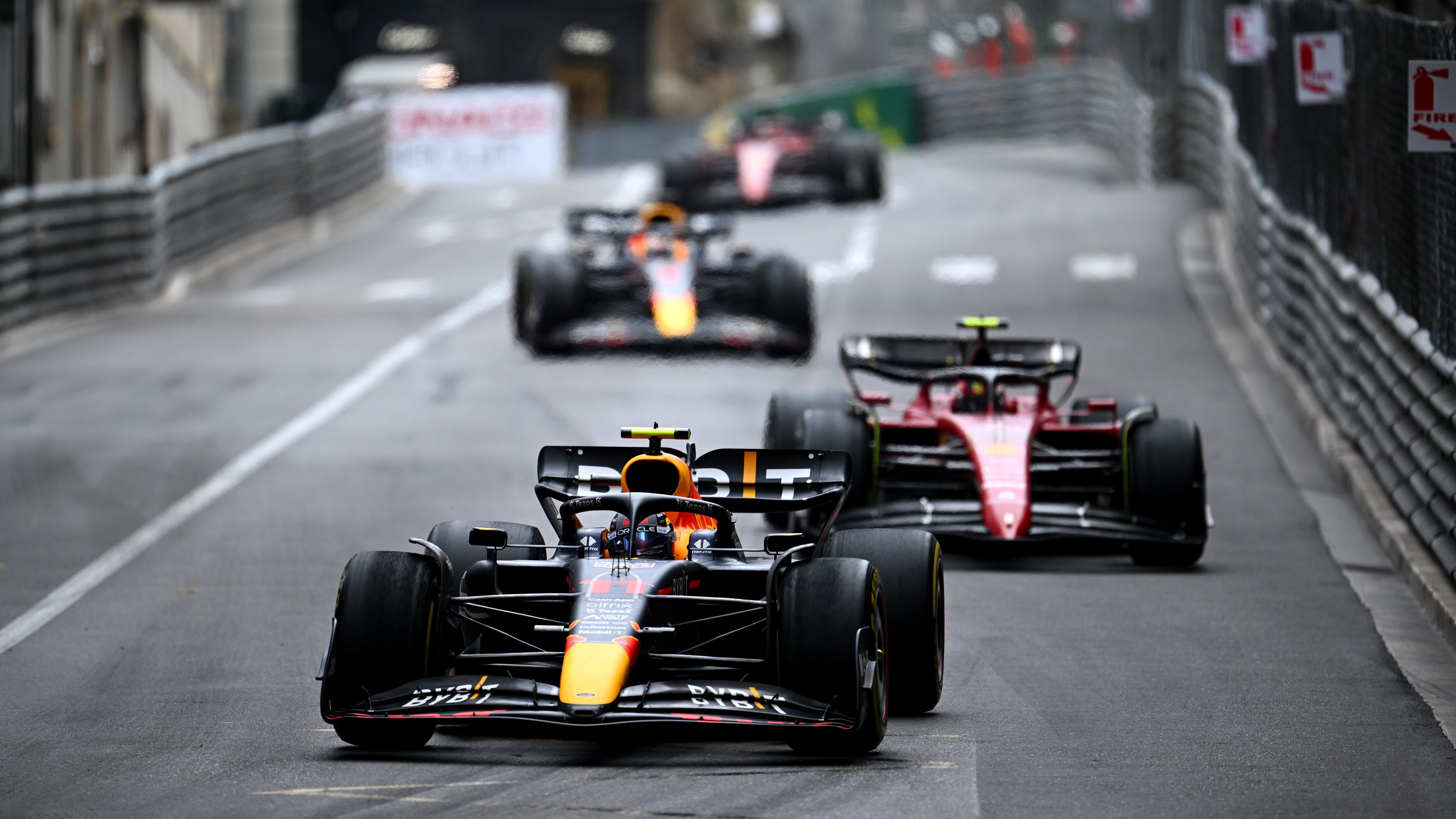 Sergio Pérez liderando la carrera por delante de Sainz, Verstappen y Leclerc