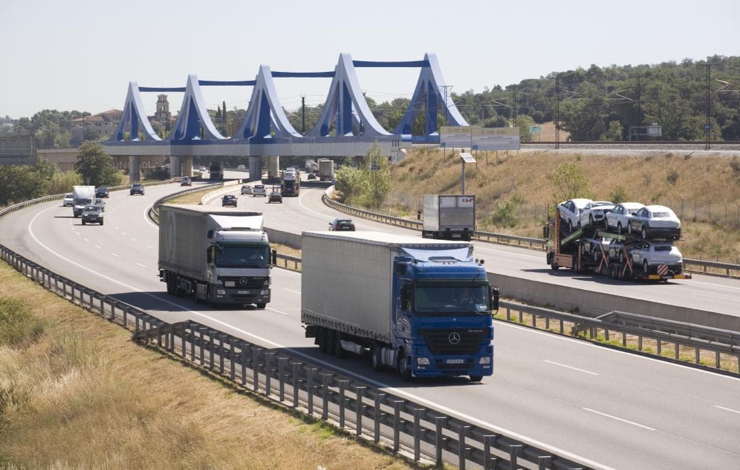 Imagen de recurso de camiones por las carreteras catalanas