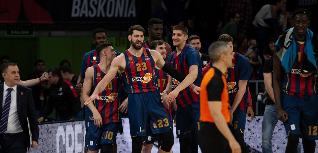 Los jugadores de Baskonia celebran una canasta de Shengelia