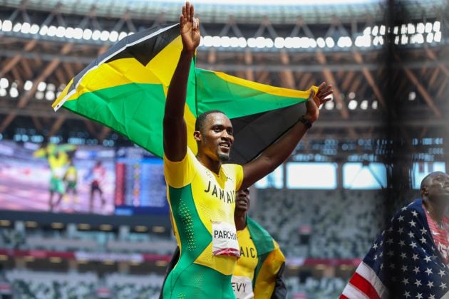 Hansle Parchment tras proclamarse campeón olímpico en Tokio