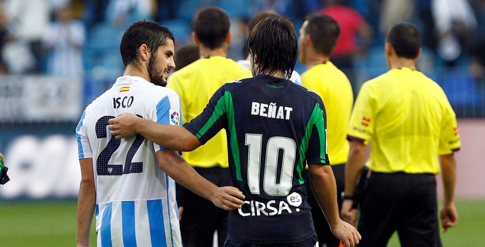 Isco, en su etapa en el Málaga, saluda a Beñat, del Betis en un duelo de la temporada 2012/2013