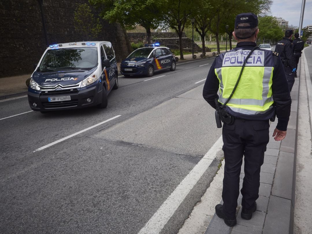 Un agente de la Policía Nacional en un control en la Avenida del Ejército de Pamplona durante el estado de alarma.