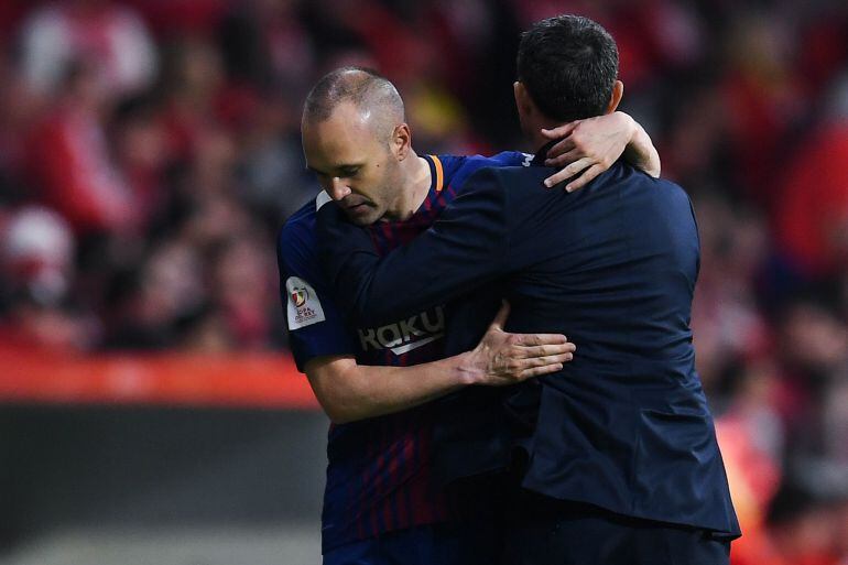 Iniesta abraza a Valverde al ser sustituido