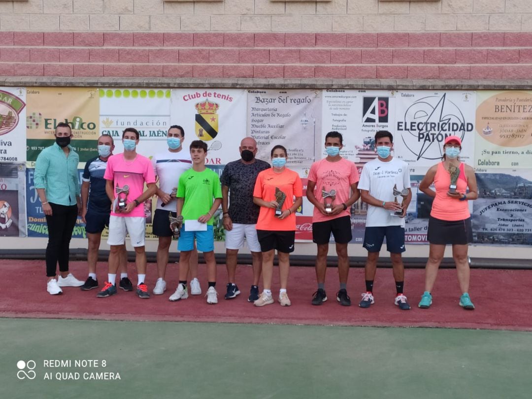 Entrega de premios con ganadores y ganadores, directivos del club y concejal de deportes, Antonio Jesís Díaz, primero a la izquierda