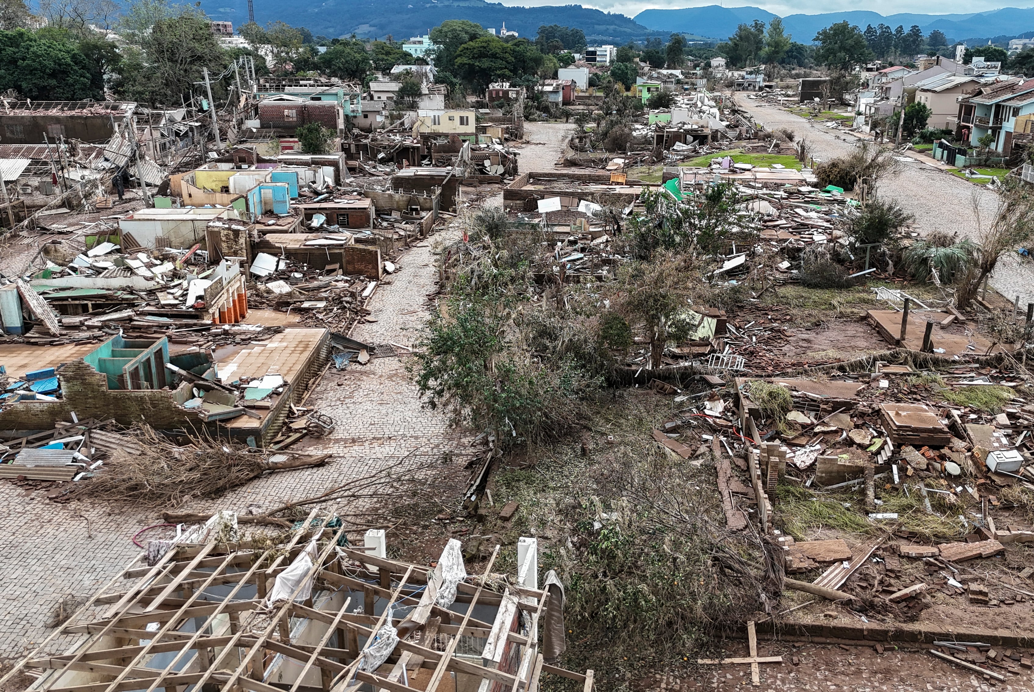 Fotografía aérea que muestra casas destruidas tras la inundación causada por el desbordamiento del río Forqueta, un afluente del río Taquari, este jueves en Lajeado (Brasil). Con buques de guerra, aviones cargueros y hospitales de campaña, las Fuerzas Armadas de Brasil desplegaron un enorme operativo para auxiliar a las víctimas de las devastadoras inundaciones en el sur del país, que han dejado al menos 108 fallecidos, 136 desaparecidos y ciudades enteras bajo el agua. EFE/ Sebastião Moreira