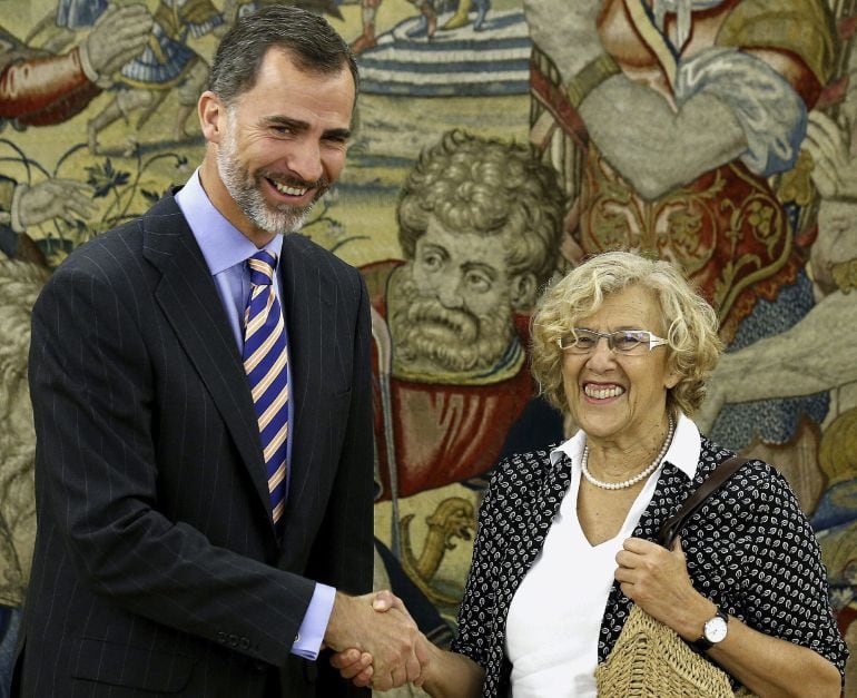 El rey Felipe saluda a la alcaldesa de Madrid, Manuela Carmena (d), durante la audiencia celebrada hoy en el Palacio de la Zarzuela. EFE/Sergio Barrenechea