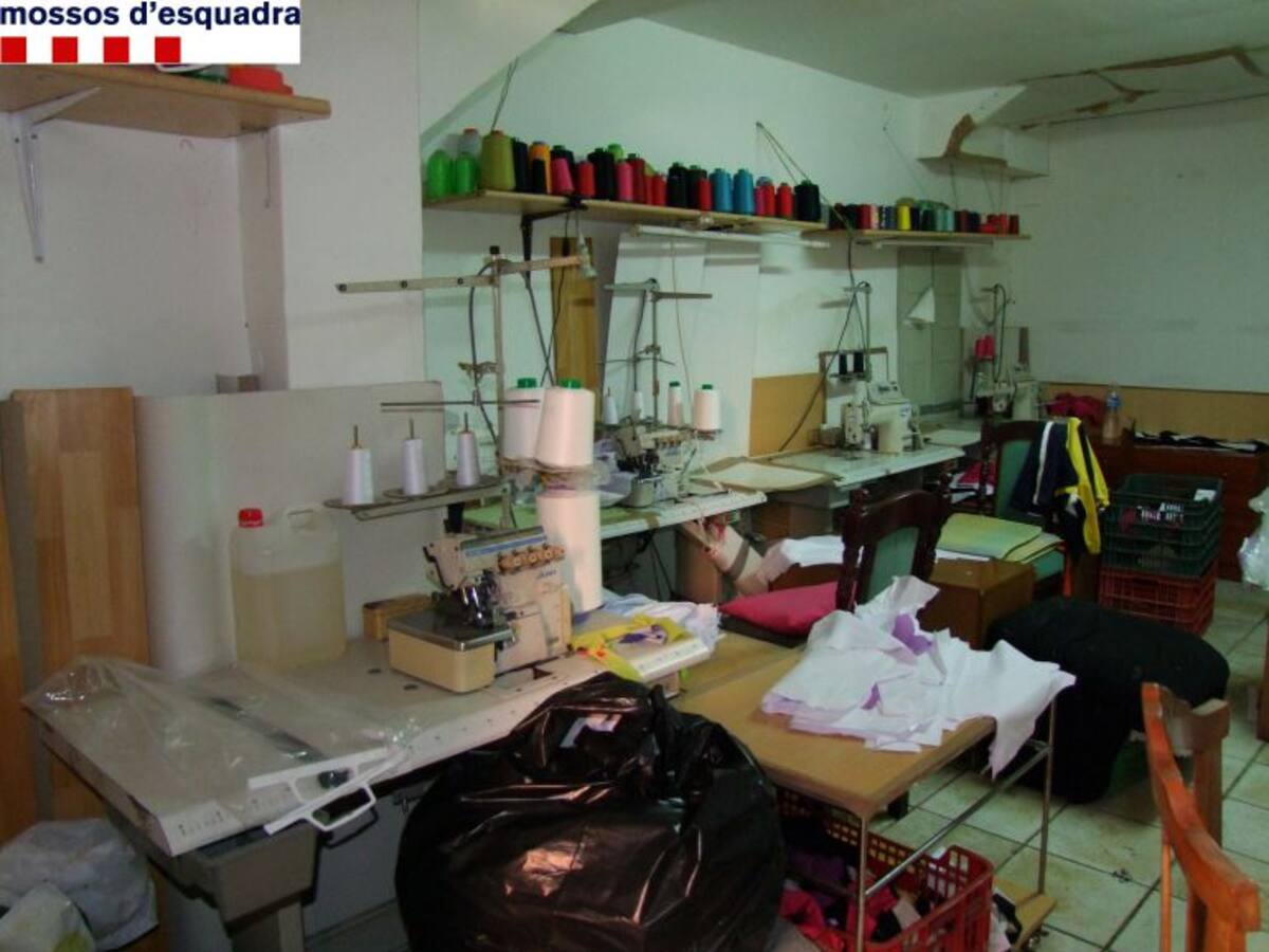 Precinten un taller de confecció clandestí