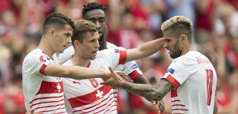 Los jugadores de la selección suiza celebran la victoria frente a Albania.