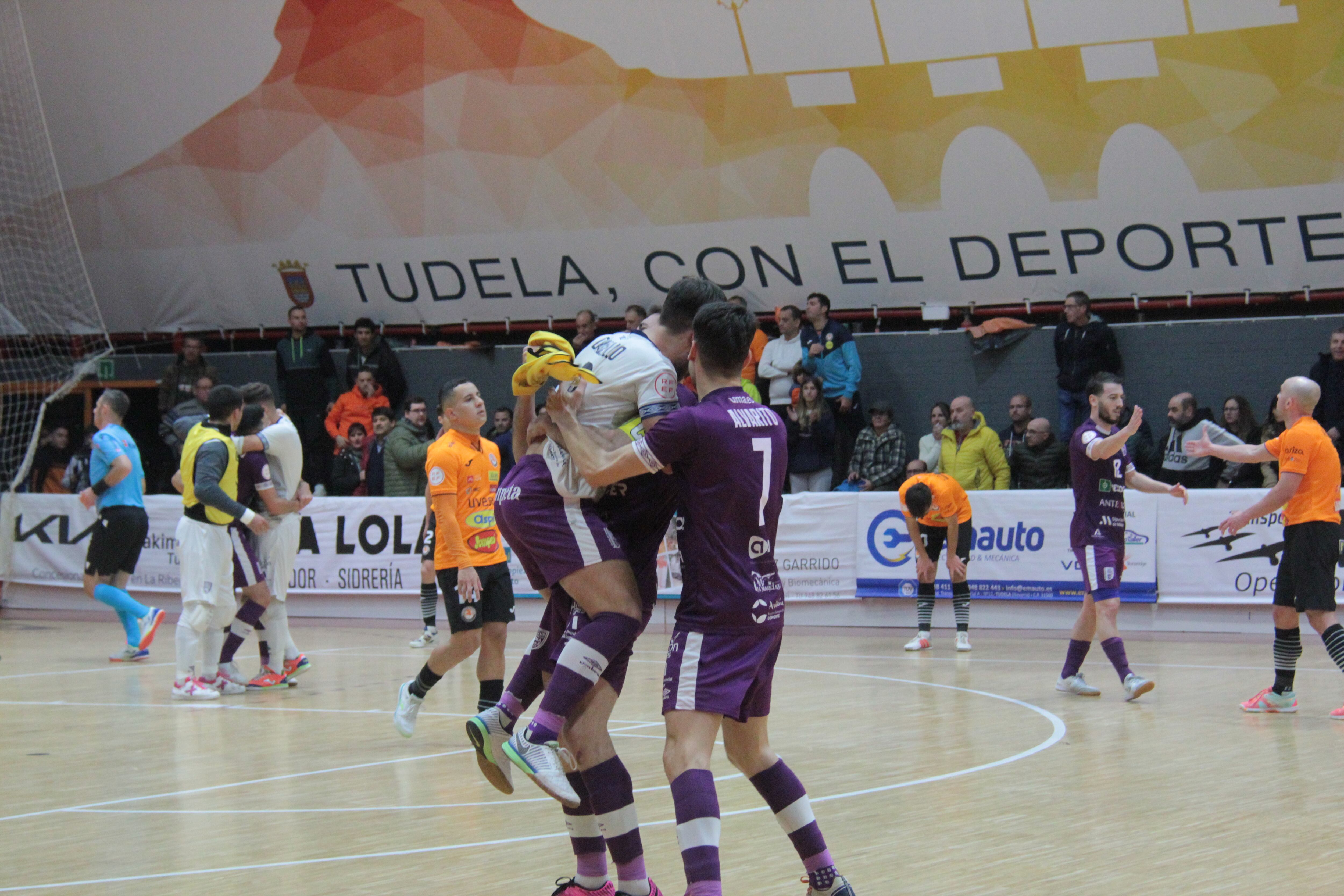 El Besoccer UMA Antequera festejando la clasificación para la Copa de España al empatar a dos goles ante el Ribera Navarra