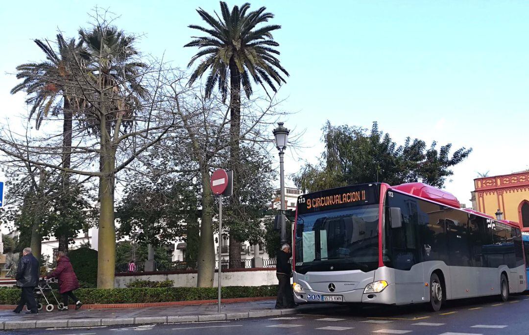 Imagen de un autobús circulando por la plaza de Las Angustias