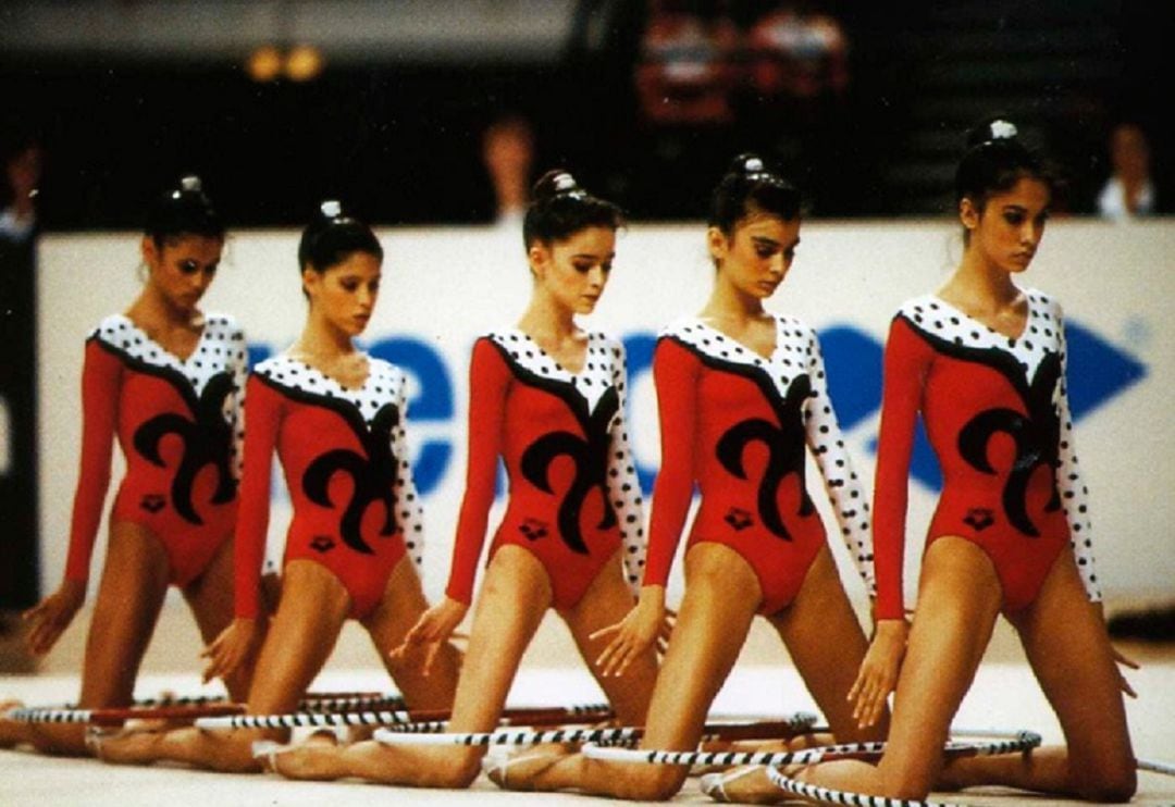 María Pardo, primera por la derecha, con el equipo nacional de gimnasia rítmica.