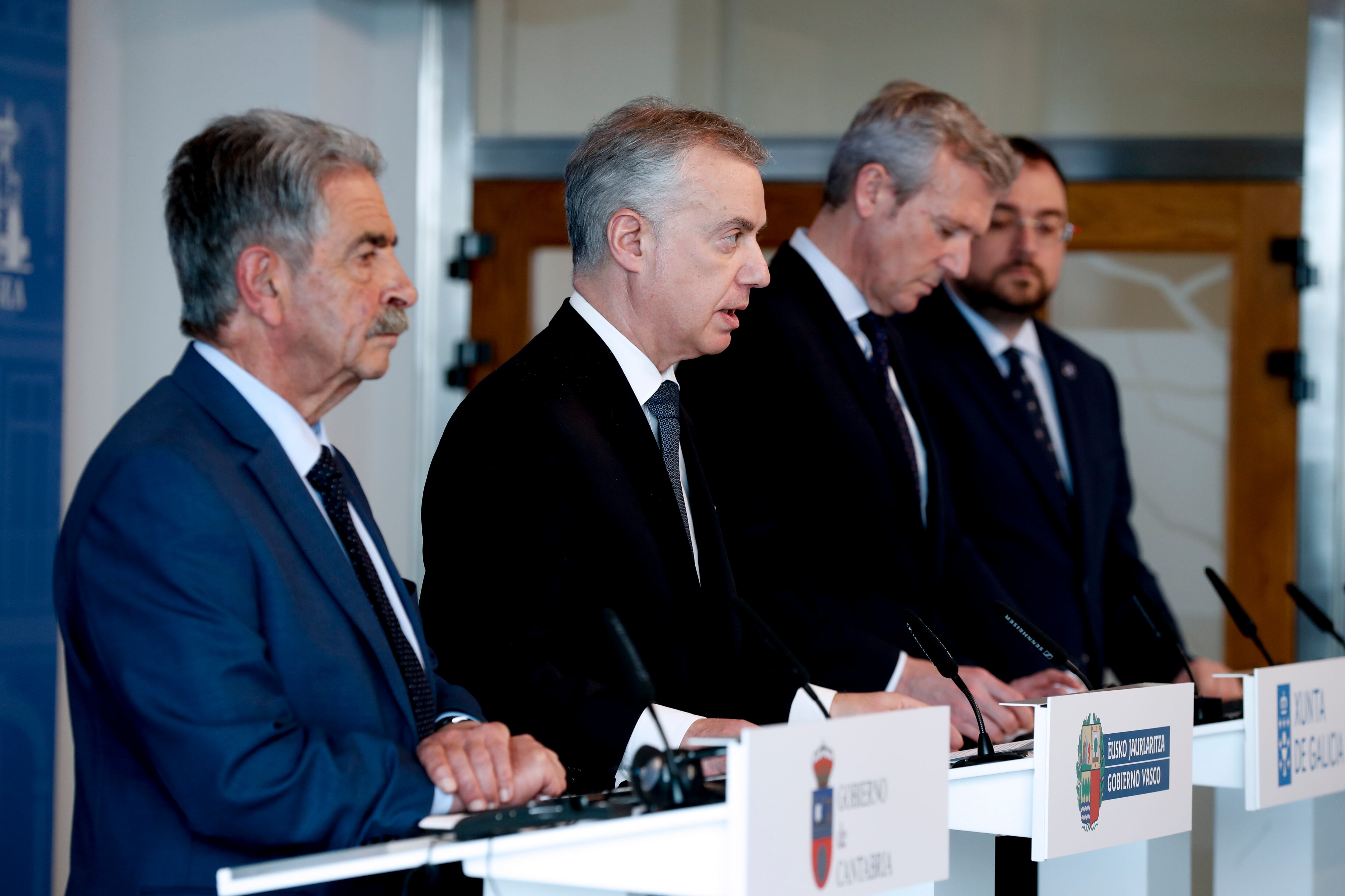 VITORIA, 13/03/2023.- El Lehendakari, Iñigo Urkullu (2i) y los presidentes de Cantabria, Miguel Ángel Revilla (i), Galicia, Alfonso Rueda y Asturias, Adrián Barbón, en rueda de prensa tras la reunión mantenida este lunes en Vitoria, para analizar las estrategias a seguir para impulsar conexiones ferroviarias, eléctricas, gasísticas y de hidrógeno entre estas comunidades y con Europa. EFE/ David Aguilar
