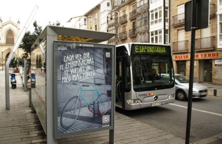 Un autobús de TUVISA esperando en la calle Prado