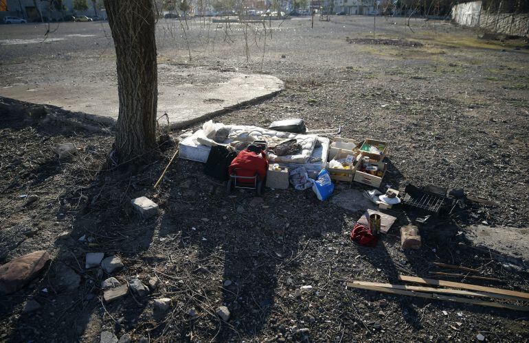 GRA033. VALENCIA, 06/02/2015.- Vista general de la &quot;casa&quot; de un sin techo en un descampado de la ciudad de Valencia, cuando ya son dos los indigentes muertos en las últimas 48 horas y en las que no descarta la incidencia del frío como causa determinante. EFE/Kai Försterling