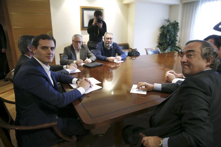 GRA322. MADRID, 18112015.- El presidente de CEOE, Juan Rosell (d), y el de CEPYME, Antonio Garamendi, y los secretarios generales de UGT, Cándido Méndez (C), y de CCOO, Ignacio Fernández Toxo (3ºi), durante su reunión con el presidente de Ciudadanos, Albe